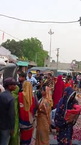 यह है मथुर पंचायत का रोड प्रति बाजार रोड प्रति बाजार और प्रशसान को इसका कोई भी फर्क नहीं पड़ता है ना तो नेता को न तो प्र