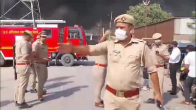 🛑बुलंदशहर:फॉम के गद्दे बनाने वाली फैक्ट्री में लगी आग,NH 34 पर दूर-2 तक आग की लपटें दिखाई दीं।
#firenews #uppolice