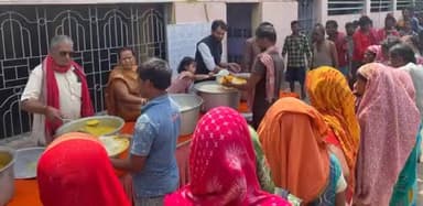 दादी की रसोई प्रांगण में जरूरतमंदो के बीच खाना का वितरण किया गया.
----------
#khanabank #खाना_बैंक