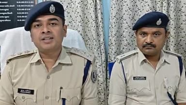 हल्दी लदे ट्रक लूटने के आरोपी विकास सिंह की गिरफ्तारी पर प्रेस कॉन्फ्रेंस करते दाऊदनगर एसडीपीओ कुमार ऋषिराज
#दाऊदनगर