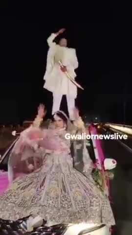 पति और पत्नी की सनक तो देखिए! नई नवेली दुल्हन कार के बोनट पर थिरक रही तो दूल्हा कार की छत पर तलवार लहरा रहा!
#Gwalior #ViralVideo #Reel #MadhyaPradesh #punjabkesari
