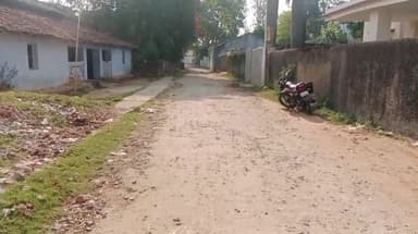 गुमला: चेटर में जर्जर सड़क, नाली की समस्या और नदी पर अतिक्रमण, प्रशासन से समाधान की मांग #jansamasya