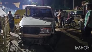 बीजापुर: बीजापुर कलेक्टर कार्यालय के सामने बोलेरो ने डिवाइडर को मारी टक्कर, चालक घायल
