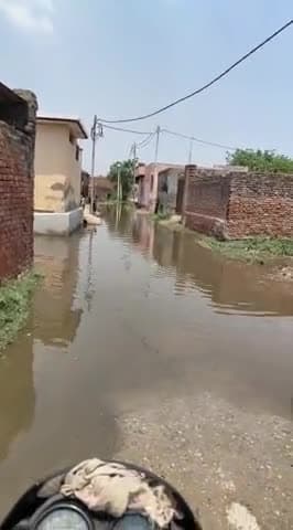 हसनपुर के गाव मतीपुरा मै मैन रोड पर भरा पानी बच्चो की पढ़ाई हो रही बेकार गाव के लोग परेशान बच्चो की पढाई रुखी#action@