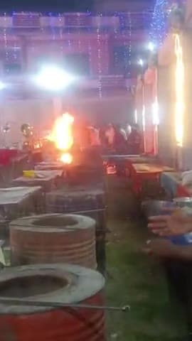 sangod mangalam gardan me gesh ki Tanki mein lagi Aag logon Ne Aag per kabu Paya