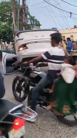 prayagraj mamphortganj k pass tirahe pr hua accedent kisi ki jaan nhi gai bs driver ko thoda chot aai hai
@anshul
#vir