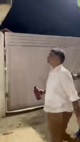 मंत्री विजय शाह के बयान के खिलाफ कांग्रेस ने उनके बंगले के बाहर की नारेबाजी! नेम प्लेट पर कालिख पोती!
#VijayShah #Minister #Statement #sophiakureshi #CongressProtest ##madhyapradeshpolice