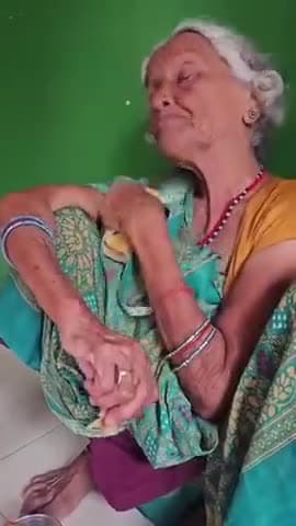 #माँ के लिए 1 #शेयर अवश्य करें।
यह माता जी बिहार के चंपारण की बता रही है। रास्ता भटक कर गुजरात के भरूच आ गई है