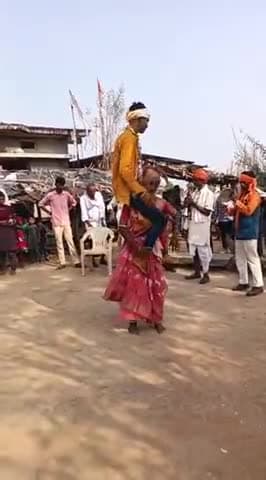 दस महीने पहले भाई की रहस्यमई मौत के बाद भाई की कमी को दुर करती बहन चचेरे भाई को कंधे पर बैठाकर नचाया