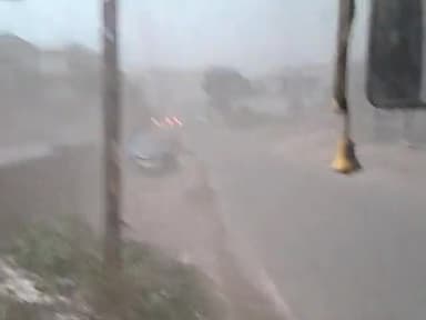 बद्दी मे चली धूल भरी तेज बिज़ली चमकने के साथ हल्की बारिश