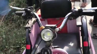 बिसौली के गांव पैगा पर पलटा विकलांग का ई रिक्शा थोड़ी चोट आई।
#bisauli #viralnews #badaun