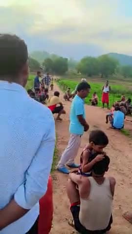 Anandpur prakhand ke harta panchayat osangi gaon mein नवनिर्माण पुलिया का काम चालू करने का और एक दिन का हाजिरी₹270 में ।