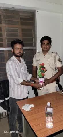 आज हम अपने छातापुर थाना पहुंचकर नवपदस्थापित #थानाध्यक्ष कृष्णाकुमार सिंह जी से शिष्टाचार मुलाकात कर फूलों का गुलदस्ता भेंट किए।💐💐साथ ही अपने क्षेत्र के समस्याओं को भी थानाध्यक्ष साहब के सामने रखे।