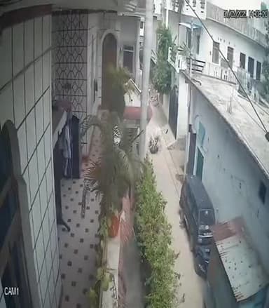 #उन्नाव : #सांड ने युवक को #सड़क पर पटका
दिल #दहला देने वाली घटना #CCTV में #कैद
#भतीजे को #बचाने दौड़े #चाचा