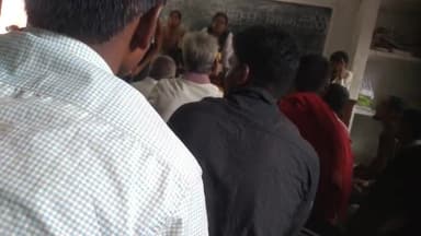 Bastoul स्कूल में बच्चों के गर्मी के कारण बच्चों के माता-पिता संबोधित करते हुए स्कूल टीचर