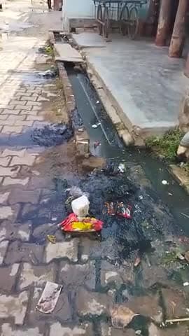 नाली का निर्माण सही से नहीं होने से, सड़क पर आ रहा है नाली का गंदा पानी | ग्रामीणों को हो रही है परेशानी| #कोटवा