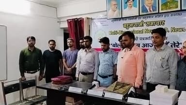 #बहुआयामी_दल_के_राष्ट्रीय_अध्यक्ष #K_M_AMISH ने बहुआयामी संस्था #कार्यालय_मे_राष्ट्रगान गाकर पत्रकारों को किया सम्मानित