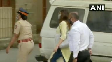 श्रद्धा कपूर ड्रग्स केस में समन मिलने के बाद पूछताछ के लिए एनसीबी ऑफिस पहुंचीं #ड्रग्स_केस #सुशांत_राजपूत