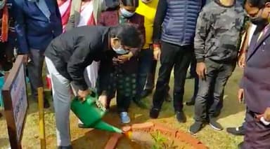 नेतरहाट आवासीय विद्यालय पहुंचे CM सोरेन, ऑडिटोरियम परिसर में किया वृक्षारोपण #सीएम_सोरेन