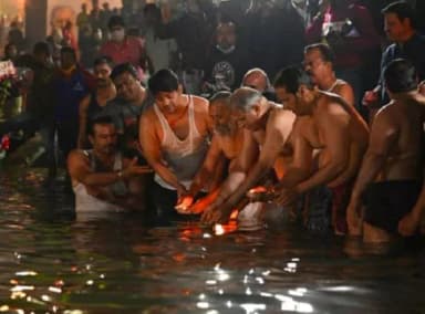 सीएम बघेल ने कार्तिक पूर्णिमा पर खारुन नदी में किया स्नान, हटकेश्वर मंदिर में पूजा-अर्चना कर प्रदेशवासियों को दी बधाई #सीएम_बघेल