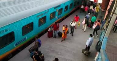 आरा-बक्सर रेलखंड पर हमसफर एक्सप्रेस ट्रेन पर 20-25 लोगों ने किया पथराव, सीट के नीचे छिपे यात्री #पत्थरबाज़ी #अपराध