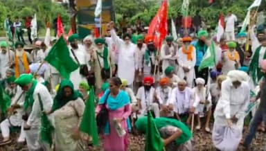 लखीमपुर खीरी की घटना के विरोध में प्रदर्शनकारी किसानों ने बहादुरगढ़ में रेलवे ट्रैक किया जाम, महिलाएं भी शामिल #रेल_रोको