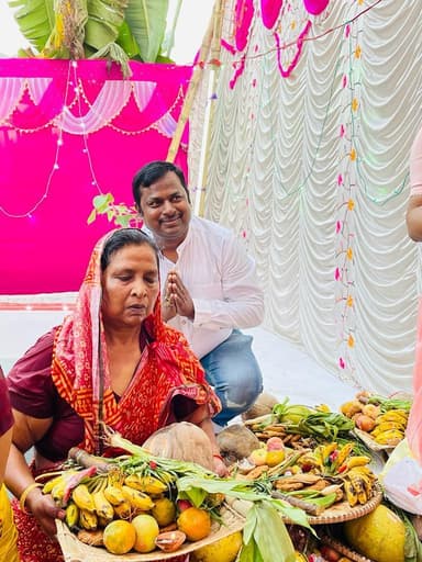 बेतिया में अपने आवास पर अस्ताचलगामी सूर्य को अर्घ्य देते दिखीं उपमुख्यमंत्री रेणु देवी #छठ_पूजा #संध्या_अर्घ्य