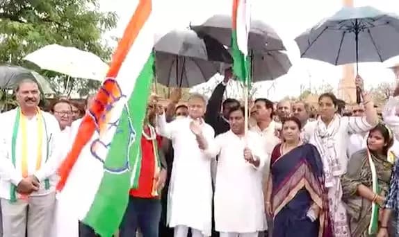 अग्निपथ योजना के विरोध में जयपुर में कांग्रेस ने निकाली तिरंगा यात्रा, सीएम अशोक गहलोत ने किया रवाना #अग्निपथ_योजना