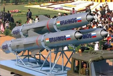 सरकार ने विभिन्न वेपन सिस्टम की खरीद के लिए ₹70 हज़ार करोड़ से अधिक के प्रस्तावों को दी मंज़ूरी #भारतीय_सेना