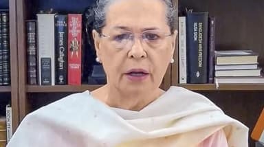 थोपी गई चुप्पी से देश की समस्याएं हल नहीं होंगी: अपने लेख में सरकार से सोनिया गांधी #राजनीति #सोनिया_गांधी