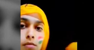 अमृतसर के स्वर्ण मंदिर में प्रवेश से रोके जाने का अपना वीडियो वायरल होने के बाद लड़की ने मांगी माफी #स्वर्ण_मंदिर