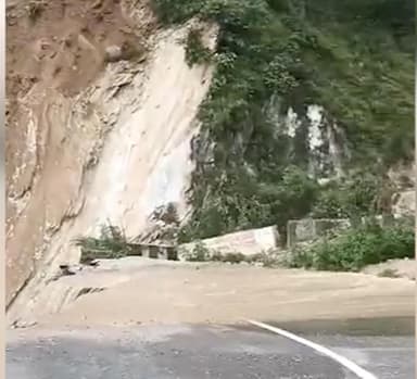 उत्तराखंड के चमोली में भारी बारिश के बाद बद्रीनाथ नैशनल हाईवे का हिस्सा बहा, यातायात हुआ प्रभावित #चमोली #बाढ़