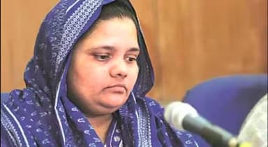 अन्य दोषियों को यह सुविधा क्यों नहीं मिलती?: बिलकिस बानो केस के दोषियों की समय से पहले रिहाई पर सुप्रीम कोर्ट #बिलकिस_बानो
