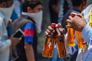 बेतिया में लोगों ने लूटी पुलिस द्वारा ज़ब्त की गई शराब, 6 लोग किए गए अरेस्ट #अपराध #शराब_तस्करी