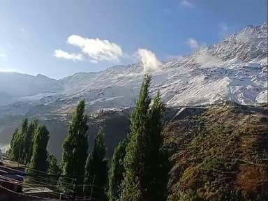 हिमाचल में बर्फबारी के बाद मनाली-लेह हाईवे पर यातायात बंद, 100 से अधिक वाहन फंसे #बर्फबारी