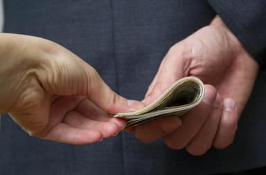 राजस्थान के डूंगरपुर में ₹45,000 घूस लेते हुए इंजीनियर गिरफ्तार, घर से ₹48 लाख कैश व ₹4 लाख की शराब मिली #घूस