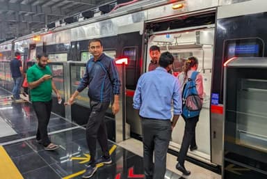 'नमो भारत' ट्रेन में आम लोगों ने शुरू किया सफर, तस्वीरें सामने आईं #नमो_भारत