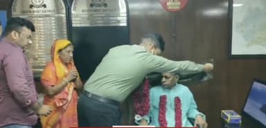 आईएएस अफसर ने दिल्ली में हाथ जोड़कर स्वागत कर पुजारी को दफ्तर में अपनी कुर्सी पर बैठाया, वीडियो हुआ वायरल #आईएएस