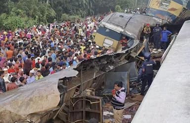 बांग्लादेश में 2 ट्रेनों की हुई टक्कर, 15 लोगों की मौत व 100 घायल #ट्रेन_हादसा