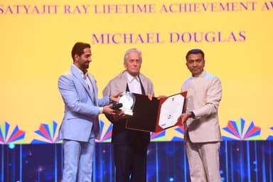 हॉलीवुड अभिनेता माइकल डगलस को मिला सत्यजीत रे लाइफटाइम अचीवमेंट अवॉर्ड #एंटरटेनमेंट