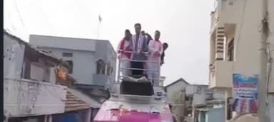 रोड शो के दौरान प्रचार वाहन की छत से नीचे गिरे तेलंगाना के मंत्री केटी रामा राव, सामने आया वीडियो #रोड_शो