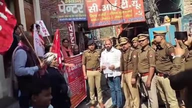 भारत बंद के दौरान नोएडा में सीटू कार्यालय में नेताओं को पुलिस ने आफिस अरेस्ट किया है। वहीं एसीपी रजनीश वर्मा को ज्ञापन सौंपा गया है। #noidakhabar