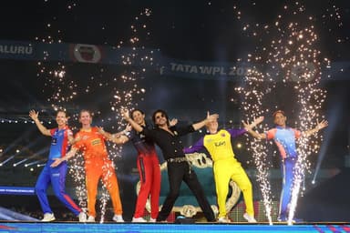 शाहरुख खान ने WPL 2024 की ओपनिंग सेरेमनी में किया परफॉर्म, कप्तानों के साथ दिया अपना आइकॉनिक पोज़ #WPL #क्रिकेट