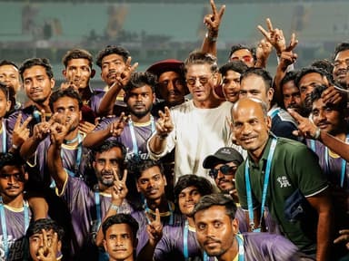 केकेआर की जीत के बाद शाहरुख खान ने ईडन गार्डन्स के ग्राउंड स्टाफ के साथ खिंचवाई तस्वीर #शाहरुख #आईपीएल