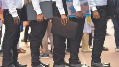 देश में कुल बेरोज़गार लोगों में 83% युवा हैं: इंडिया एम्प्लॉयमेंट रिपोर्ट 2024 #बेरोज़गारी #इंडिया_एम्प्लॉयमेंट