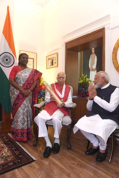 राष्ट्रपति द्रौपदी मुर्मू ने लालकृष्ण आडवाणी को उनके घर जाकर भारत रत्न से किया सम्मानित #भारत_रत्न #आडवाणी