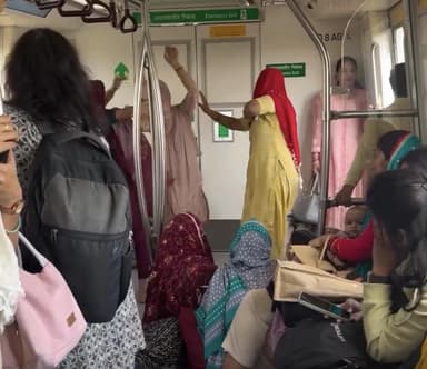 घूंघट में महिलाओं ने दिल्ली मेट्रो के कोच में लोकगीत गाते हुए किया डांस, वीडियो हुआ वायरल #दिल्ली_मेट्रो