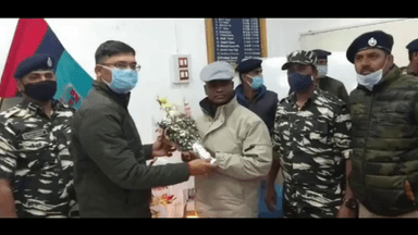 ₹15 लाख के इनामी उग्रवादी व TSPC रीजनल कमांडर मुकेश गंझू ने चतरा पुलिस के सामने किया सरेंडर #उग्रवादी