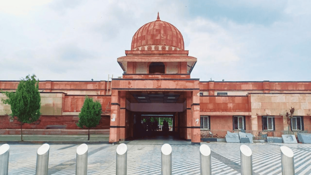 उत्तर प्रदेश के बलिया रेलवे स्टेशन का अमृत भारत स्टेशन योजना के तहत कायाकल्प तेज गति से हो रहा है। इसके अंतर्गत स्टेशन भवन का विस्तार, आधुनिक यात्री सुविधाएं विकसित की जा रही हैं।