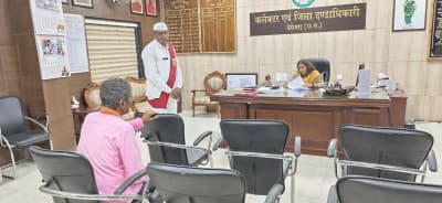 जनदर्शन में कलेक्टर सुश्री प्रतिष्ठा ममगाईं ने आमजन की समस्याएं सुनीं